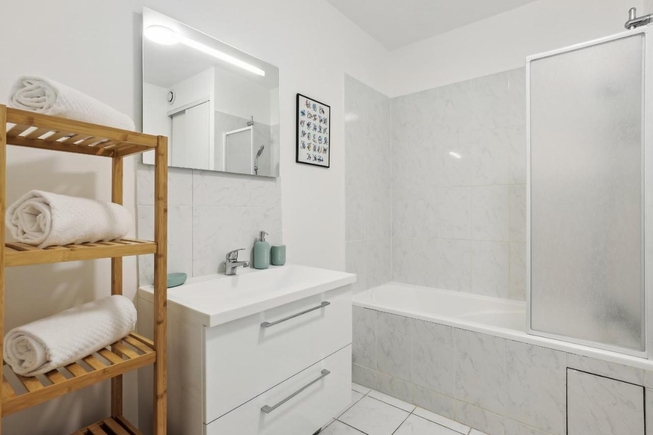 Le Montesquieu Apartamento Versalhes Exterior foto